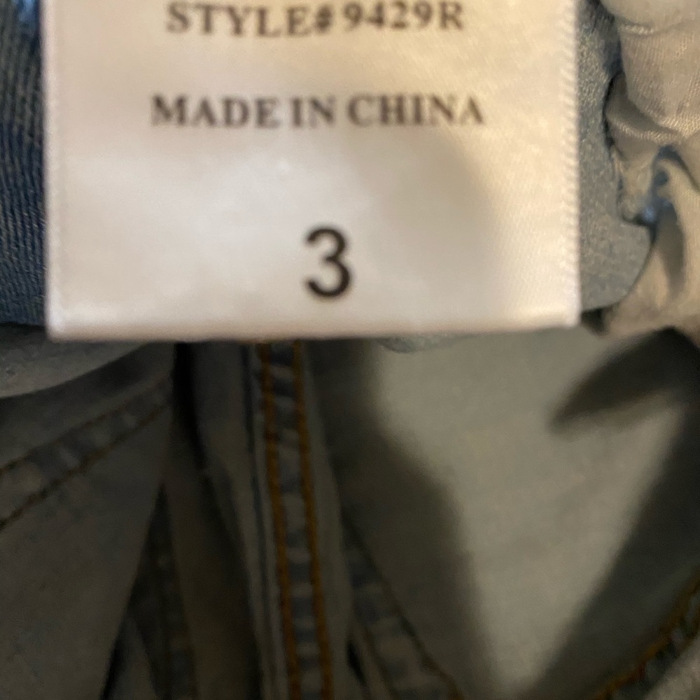 Juniors ripped skinny jeans